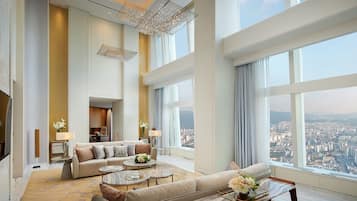 Royal Suite | Living area | Flat-screen TV, pay movies