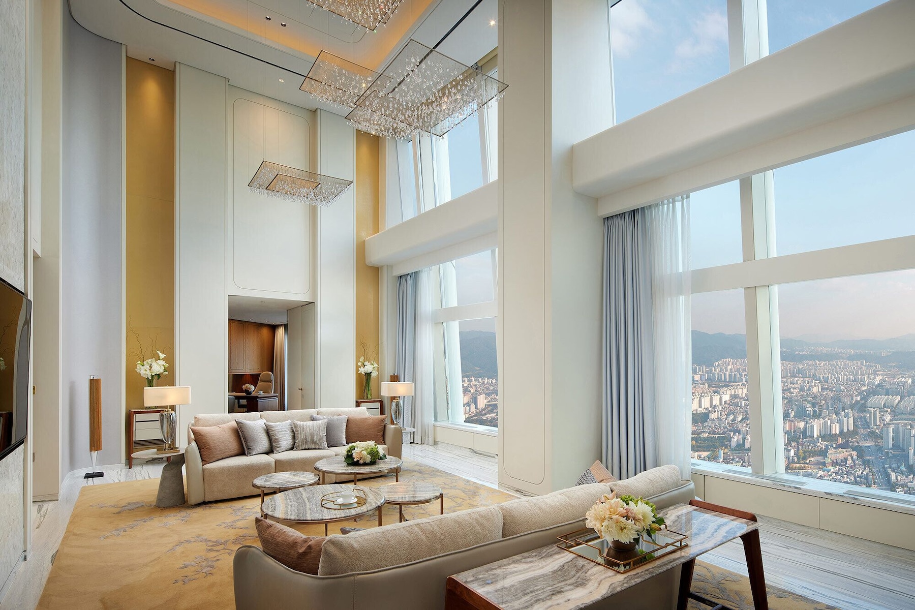 Royal Suite | Living area | Flat-screen TV, pay movies