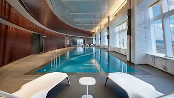 Una piscina cubierta