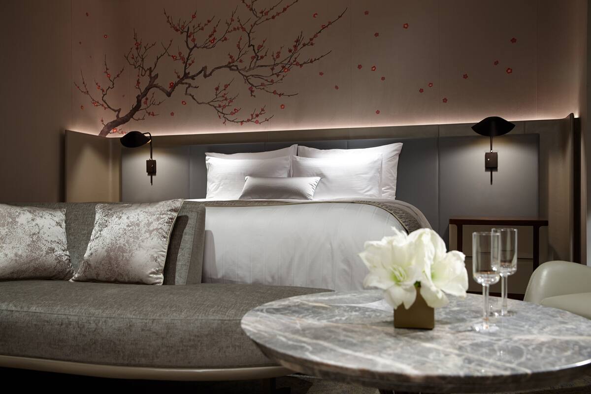 أغطية فراش متميزة وميني بار وخزنة داخل الغرفة ومكتب