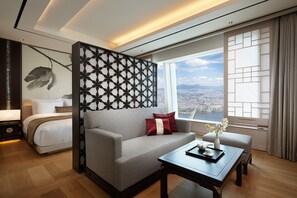 เครื่องนอนระดับพรีเมียม, มินิบาร์, ตู้นิรภัยในห้องพัก, โต๊ะทำงาน