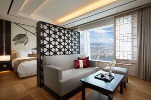 고급 침구, 미니바, 객실 내 금고, 책상