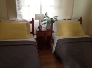 Habitación económica con 2 camas individuales | Cortinas blackout, camas extra, wifi gratis y ropa de cama 