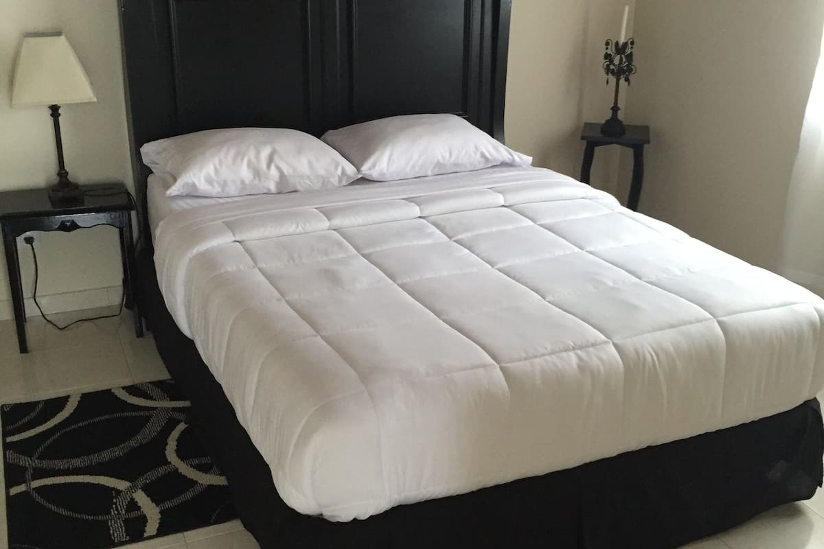 Habitación doble Deluxe | Cortinas blackout, camas extra, wifi gratis y ropa de cama