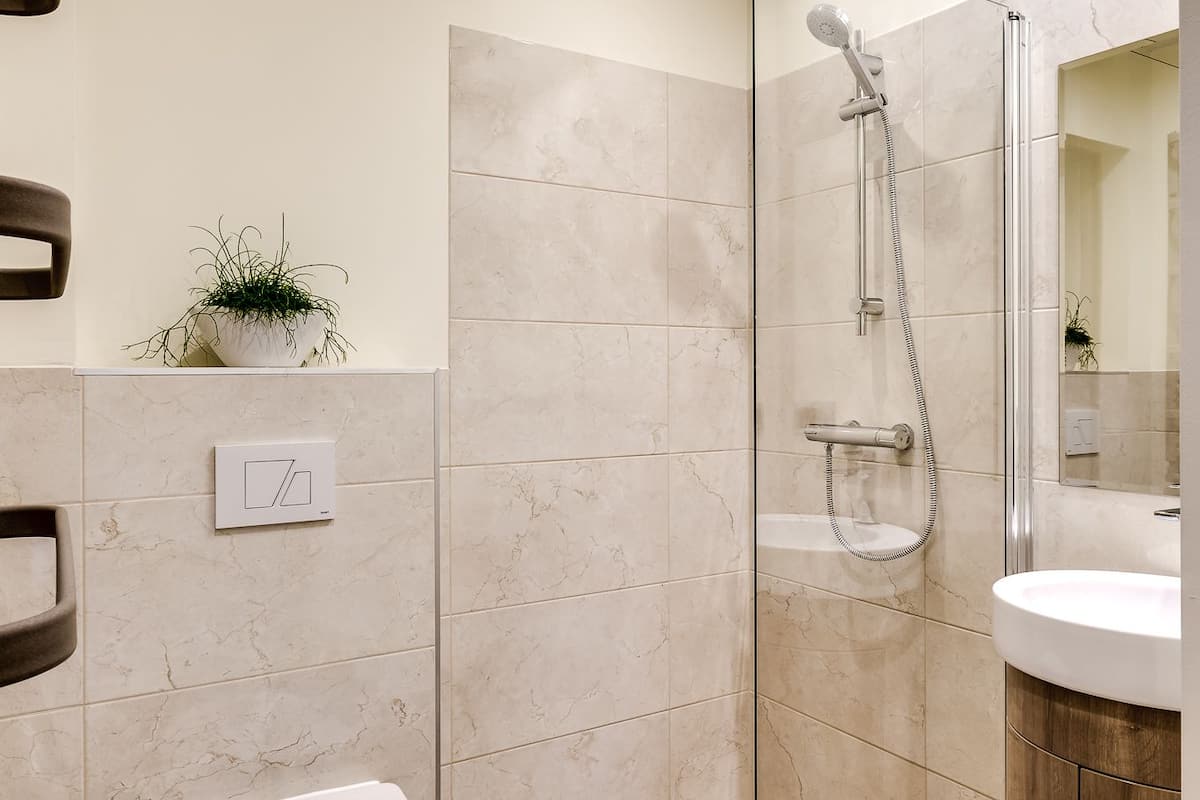 family apartment, 2 bedrooms | bathroom | shower, free toiletries, hair dryer, towels