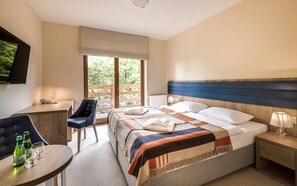 Dobbelt- eller tomannsrom – standard, 1 dobbeltseng eller 2 enkeltsenger | Safe på rommet, skrivebord, strykejern/-brett og barnesenger