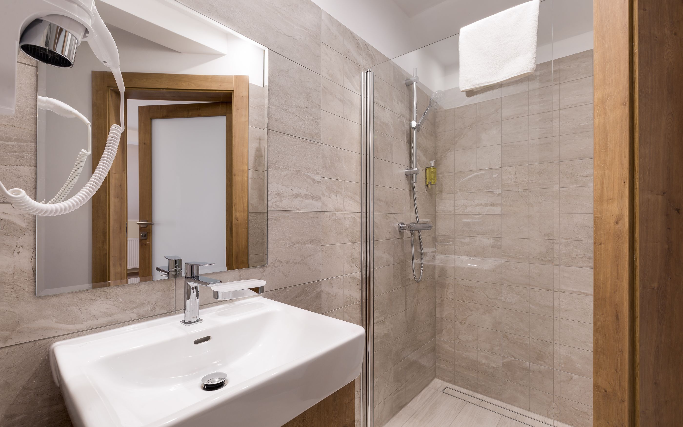 shower, free toiletries, hair dryer, towels