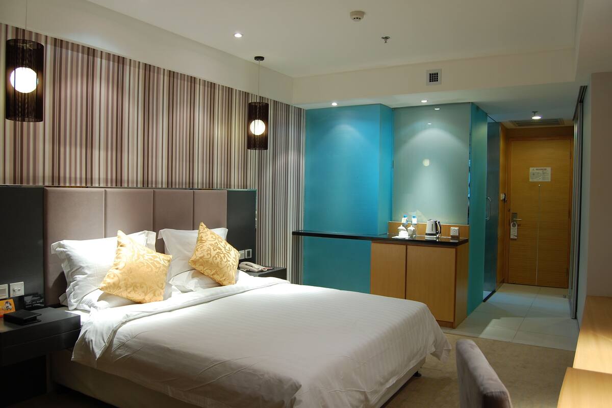 Deluxe King Room | Minibar, desk, blackout curtains, iron/ironing board