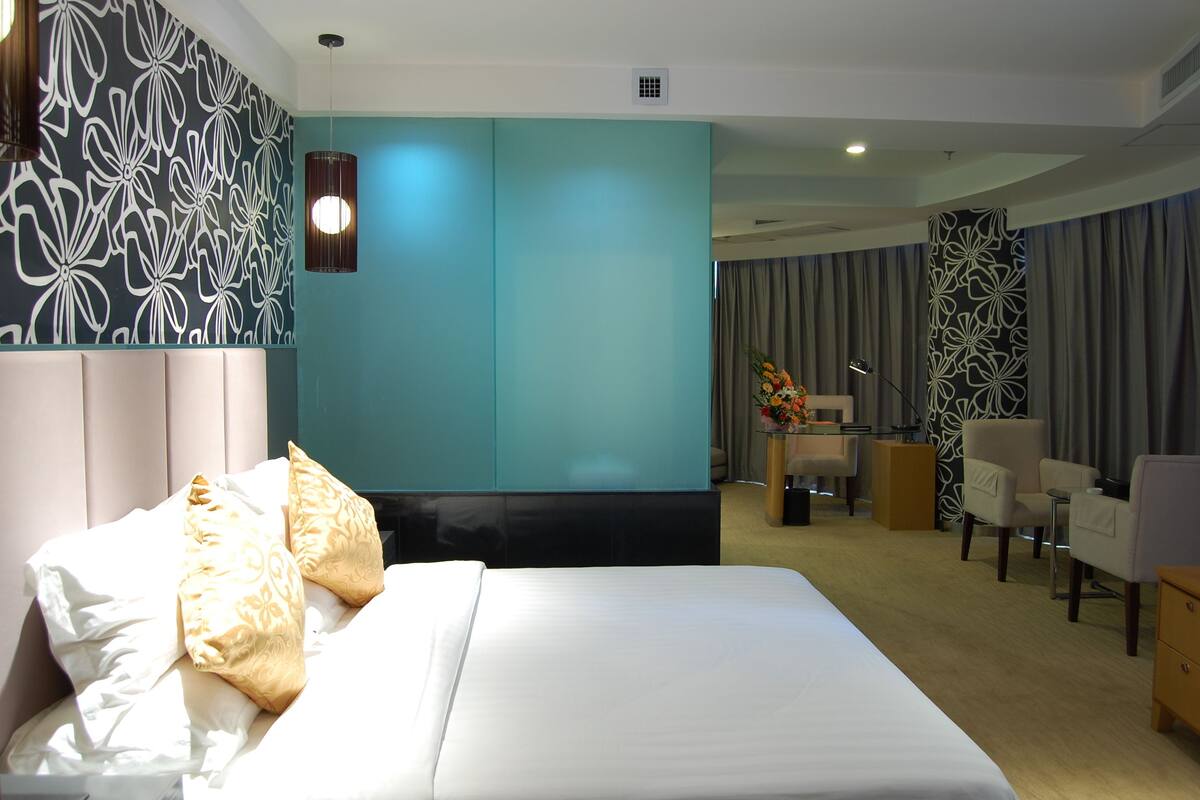 Deluxe Suite | Minibar, desk, blackout curtains, iron/ironing board