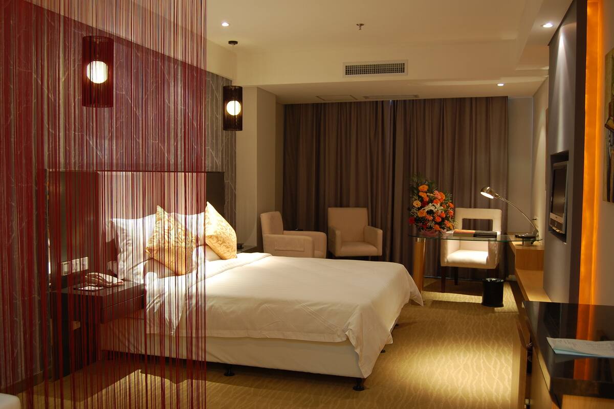 Executive King Room | Minibar, desk, blackout curtains, iron/ironing board