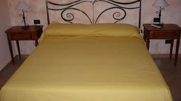 Hochwertige Bettwaren, Schreibtisch, laptopgeeigneter Arbeitsplatz