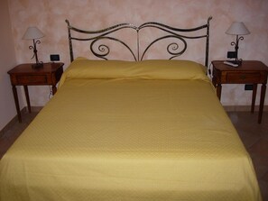 Premium bedding, desk, laptop workspace, soundproofing - Angelucci Agriturismo con Camere e Agri Camping (Lanciano)