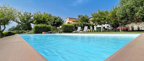 حمّام سباحة خارجي