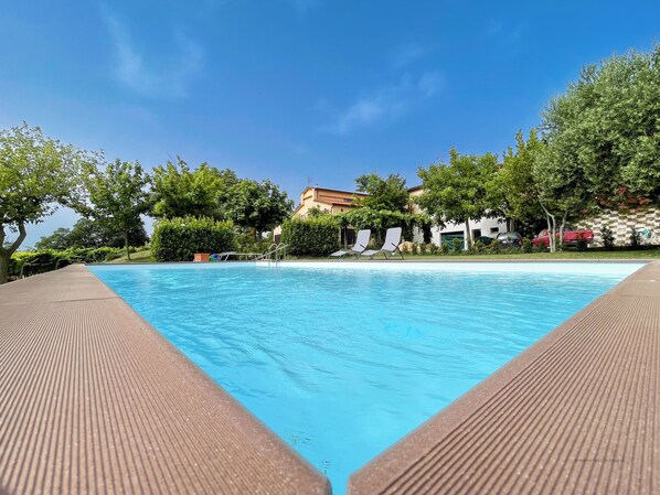 حمّام سباحة خارجي