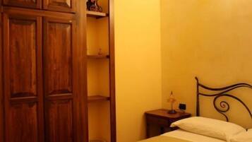 Ropa de cama de alta calidad y escritorio