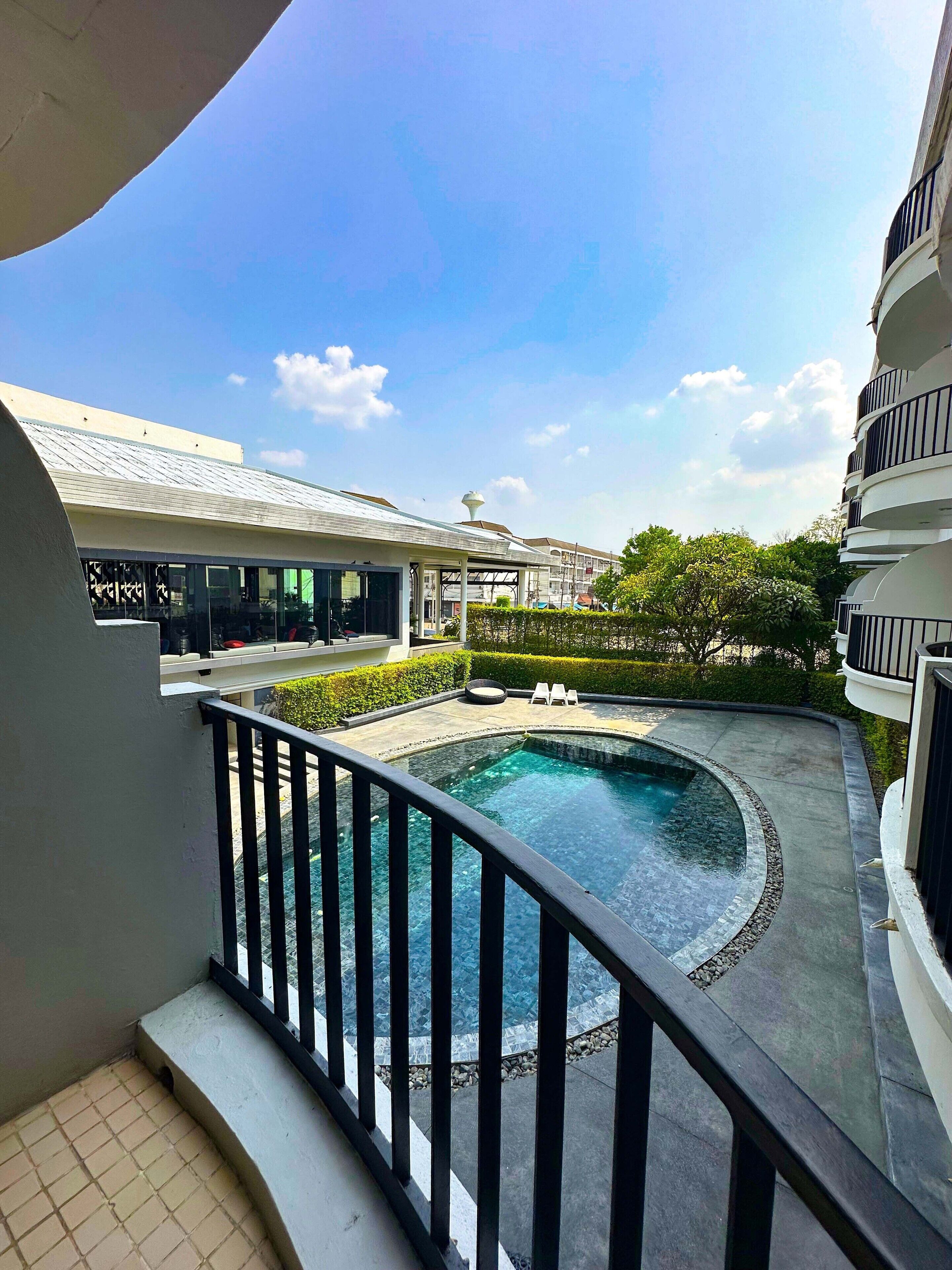 40-inch LCD TV with cable channels, TV