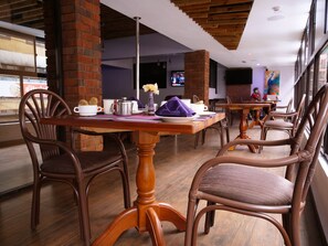 供應早餐、午餐和晚餐，當地和國際料理