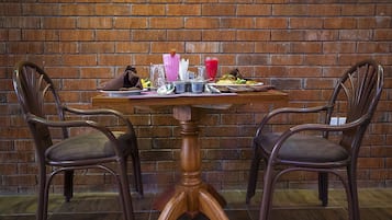 Se sirven desayunos, comidas, cenas y cocina local e internacional