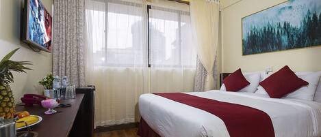 Ropa de cama de alta calidad y caja de seguridad en la habitación