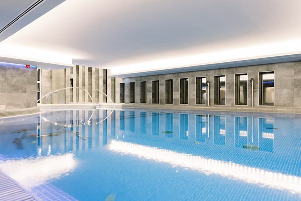 2 Innenpools, geöffnet von 08:00 Uhr bis 20:00 Uhr, Liegestühle