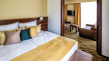 Deluxe Suite, 1 Bedroom, Non Smoking | 1 bedroom, in-room safe, soundproofing, free WiFi