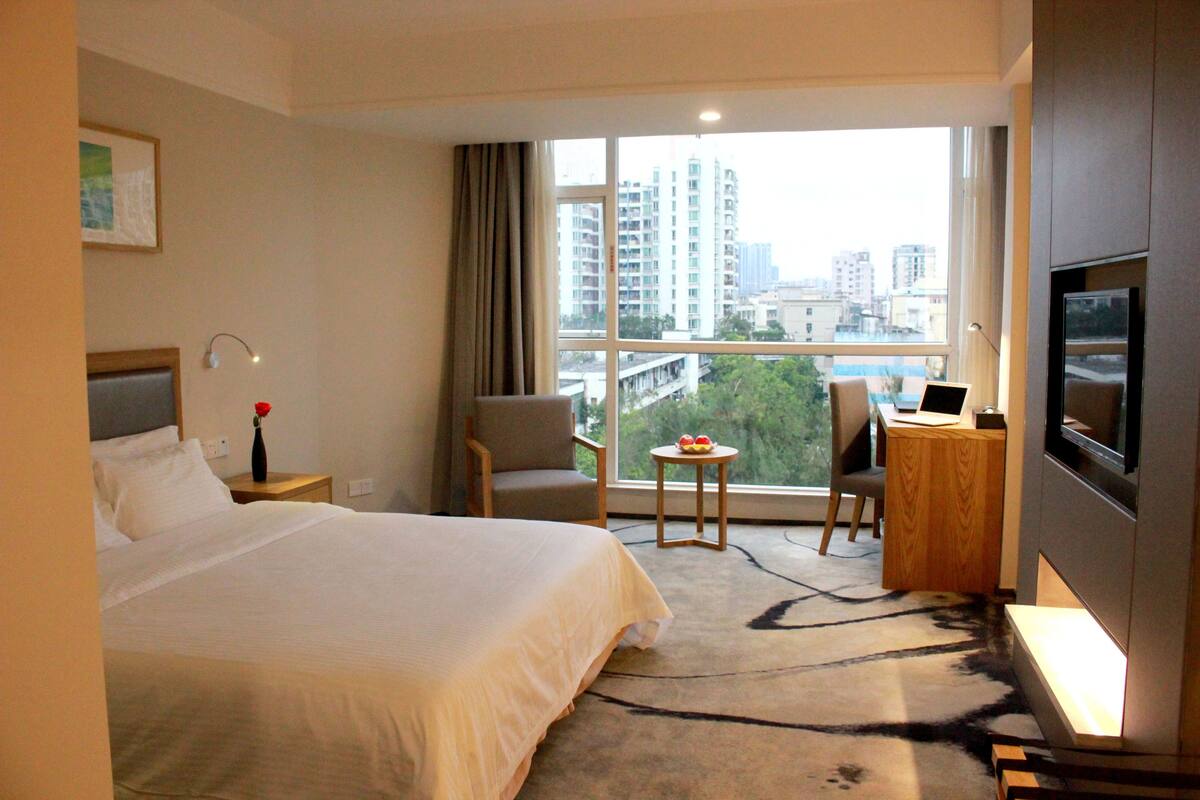 Minibar, desk, blackout drapes, WiFi (free)