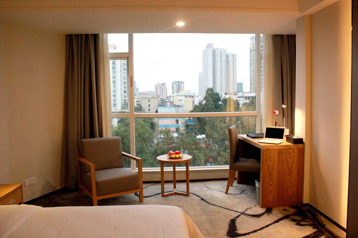 Minibar, desk, blackout drapes, WiFi (free)