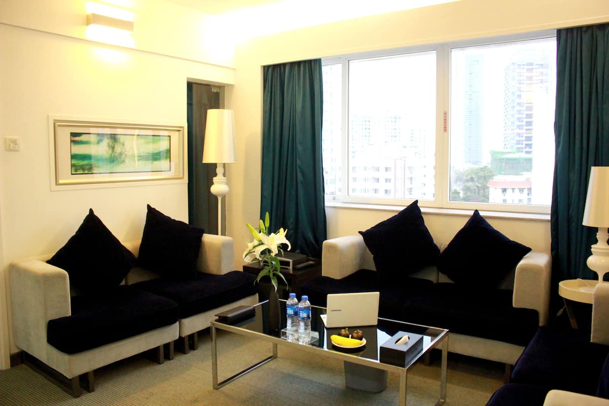 Business Suite | Minibar, desk, blackout drapes, WiFi (free)