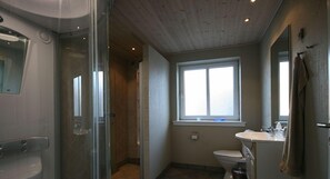 Shower, towels - Liseby Bed & Breakfast (Stege)