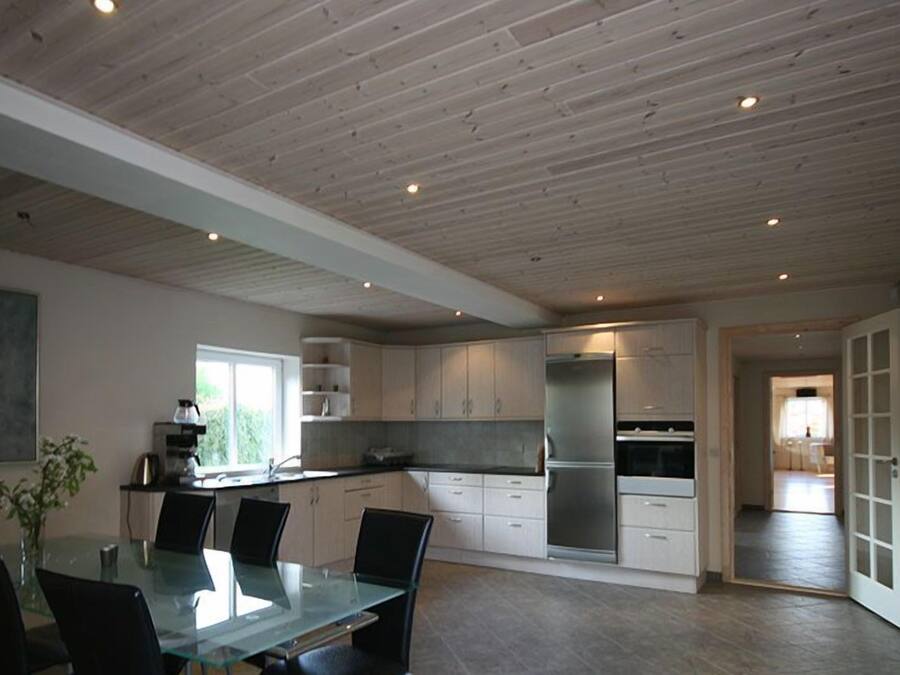 Full-sized fridge, oven, stovetop, dishwasher