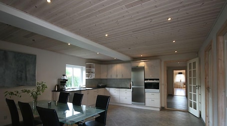 Full-sized fridge, oven, stovetop, dishwasher. Liseby Bed & Breakfast