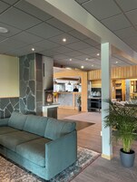 2 restaurantes; se sirven almuerzos, cenas y pizza