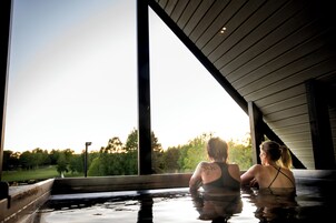 Una piscina al aire libre de temporada