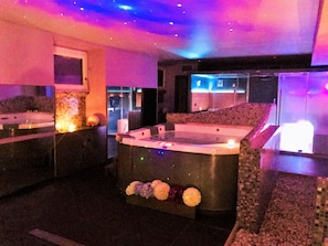 Salas de tratamientos para parejas, sauna, bañera de hidromasaje 
