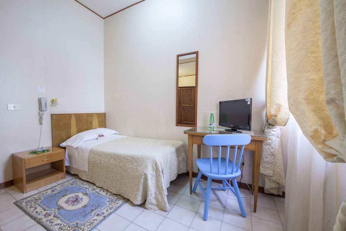 Premium bedding, in-room safe, desk, free WiFi