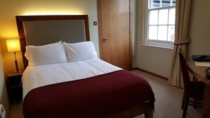 Habitació doble clàssica (4) | Caixa forta a l'habitació, escriptori i planxa i posts de planxar 