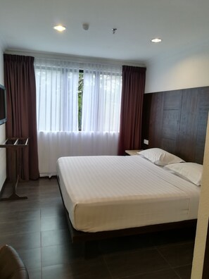 Dobbeltrom – deluxe, byutsikt | Sengetøy av topp kvalitet, senger med overmadrass og safe på rommet