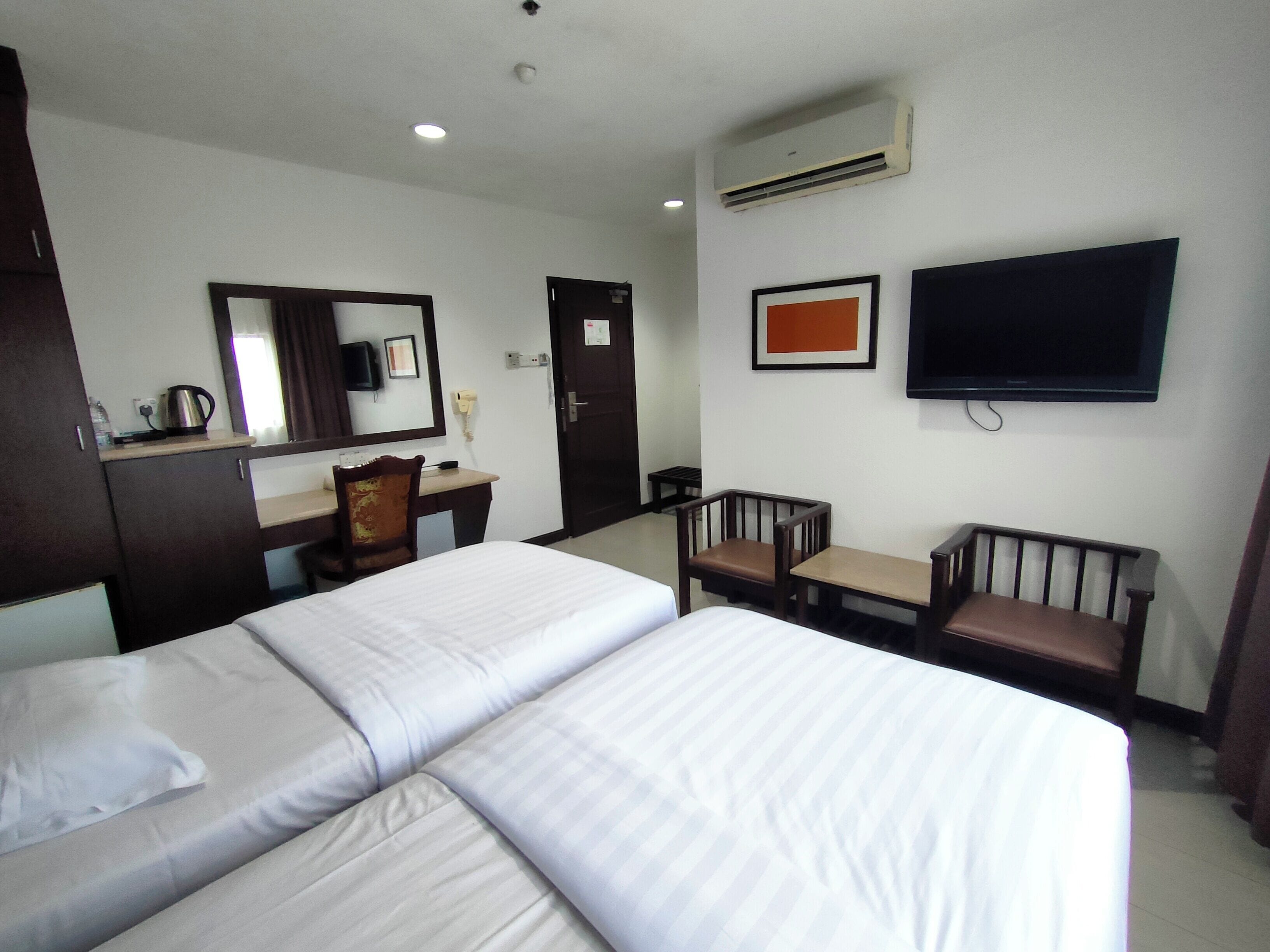 Habitació amb dos llits individuals superior | Roba de llit d'alta qualitat i matalassos amb encoixinament addicional 