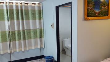 Habitación estándar con 2 camas individuales | Baño | Regadera, amenidades de baño gratuitas, toallas