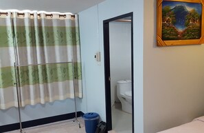 Habitació amb dos llits individuals estàndard | Bany | Dutxa, articles de tocador gratuïts i tovalloles 