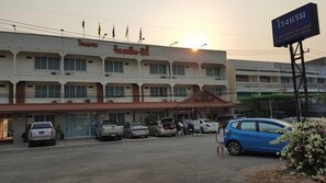 Free self parking - Rongkhem-City Hotel (Rong Kwang)