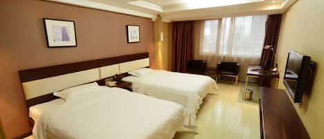 デスク、遮光カーテン、WiFi (無料)