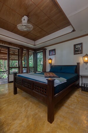 Villa Junior | In-room safe, desk