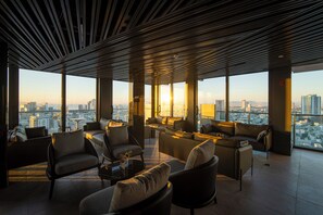 Rooftop bar, poolside views, open daily - Luxtery Hotel (Da Nang)