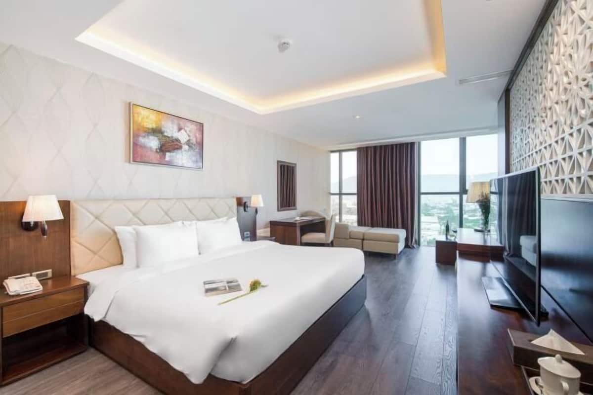 1 bedroom, premium bedding, minibar, in-room safe