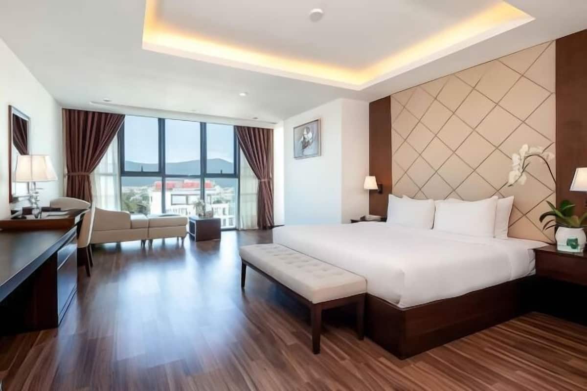 1 bedroom, premium bedding, minibar, in-room safe