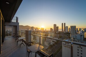 Poolside bar - Luxtery Hotel (Da Nang)