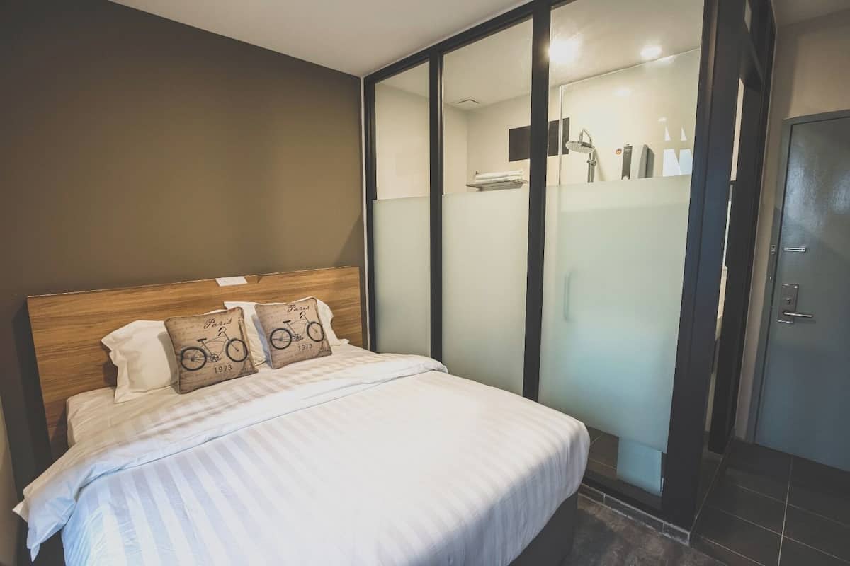 Desk, free WiFi, bed sheets