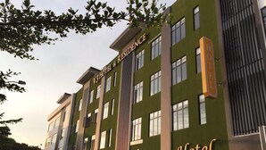 Een V3 Hotel gebouw met een moderne gevel, grote ramen en een opvallend verticaal streepontwerp.