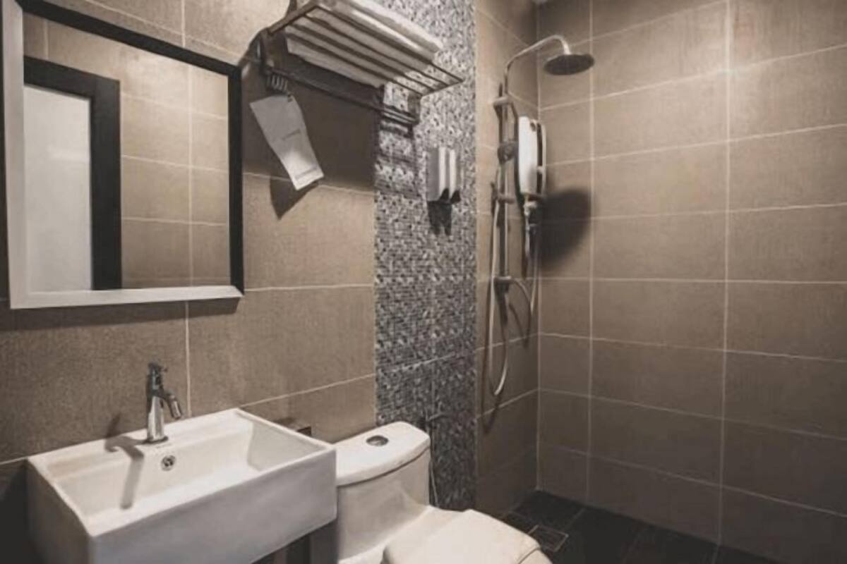 Badkamer | Gratis toiletartikelen, een haardroger, pantoffels, zeep